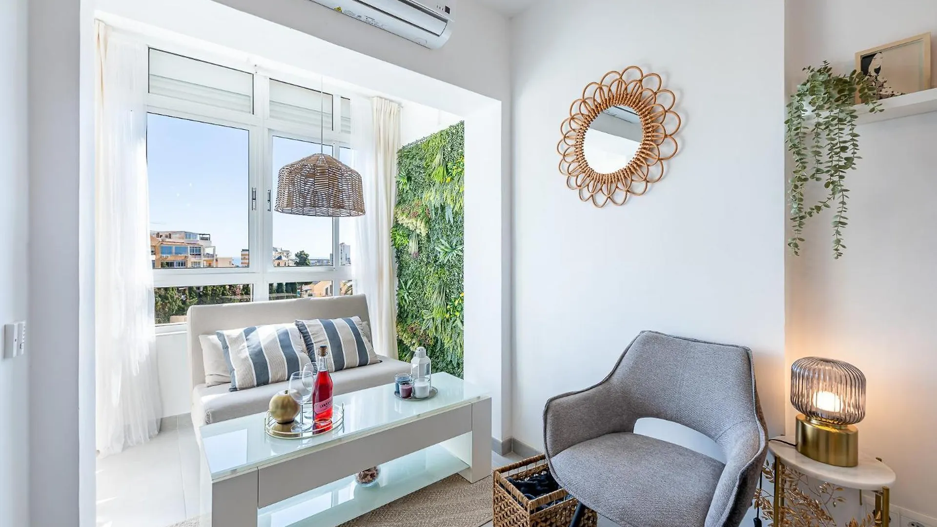 797 Holiday Rentals- Elegante Estudio Reformado En Iris contacts